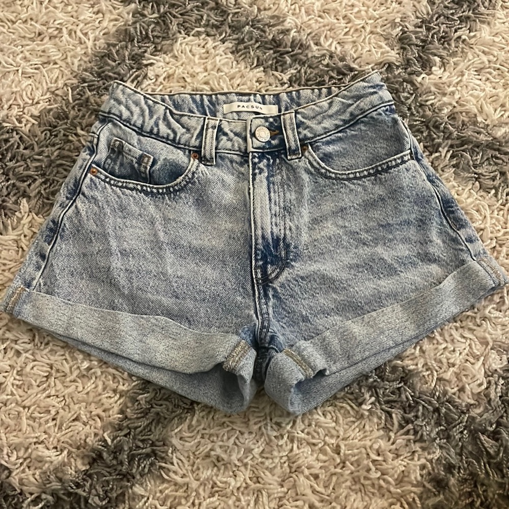 Pacsun Mom Straight Light Wash Denim Blue jean shorts, size 23